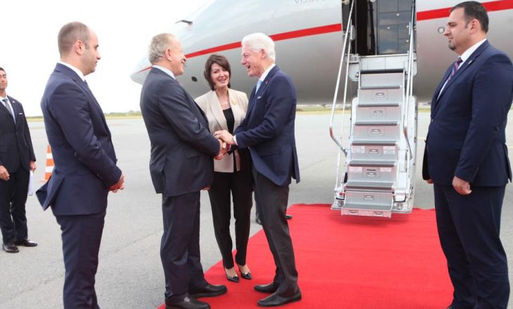 Pamjet e para të arritjes në Kosovë të Bill Clinton