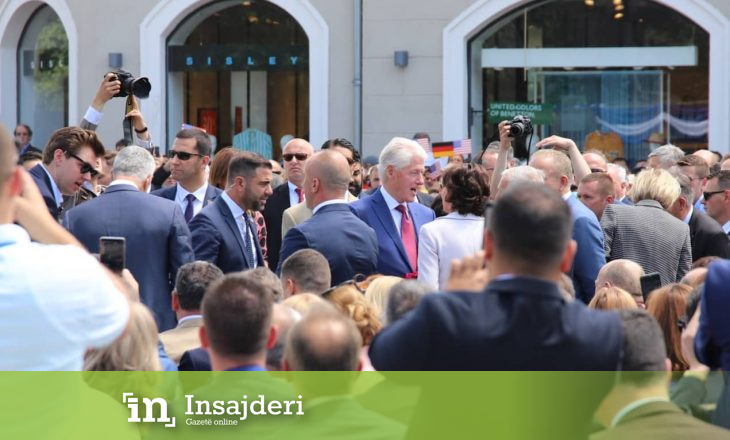 Qindra qytetarë janë mbledhur për të nderuar presidentin historik të SHBA-ve