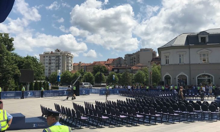 Në orën 11:00 Clinton del në sheshin kryesor të Prishtinës, qytetarët e kanë rastin ta përshëndesin