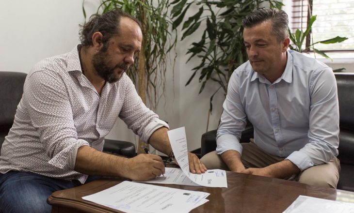 Komuna e Prishtinës nënshkruan marrëveshje për rregullimin e koshave me kompaninë “Frutomania”