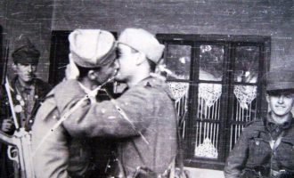 Viti 1944: Dy ushtarë shqiptarë duke u puthur – foto virale ne Facebook