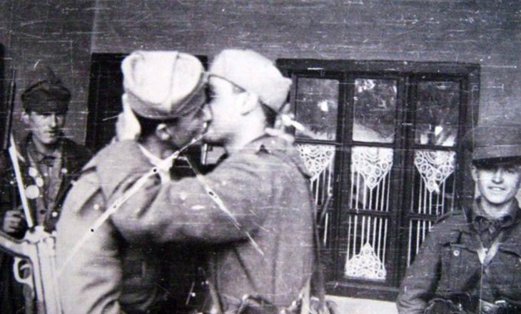 Viti 1944: Dy ushtarë shqiptarë duke u puthur – foto virale ne Facebook