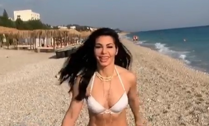 Soni Malaj pozon me bikini, shihni si duket