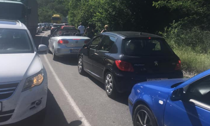 Kaos në Bllacë – qytetarët presin me orë të tëra për ta kaluar kufirin