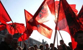 “E pra, ti, o Perëndi: pse na lë në dor’ të djallit!?”