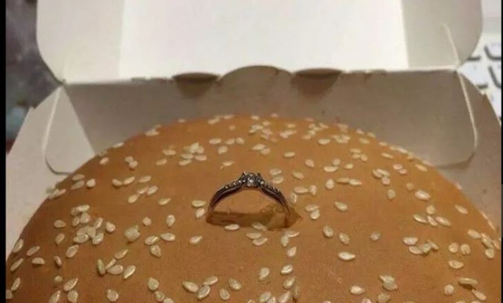 I propozon të dashurës me unazën në hamburger, shpërthen rrjeti nga talljet
