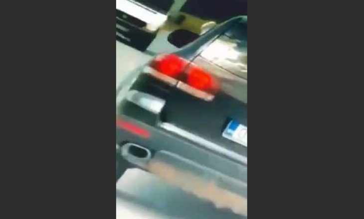 Shoferi “i çmendur”, vozitë me këmbë në dritare të veturës