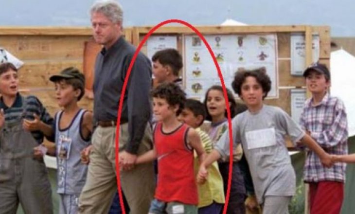 Kështu duket sot djaloshi që Bill Clinton e kishte kapur për dore më 1999