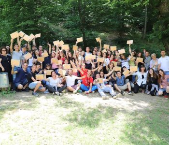 Ministri Gashi ndau certifikata për të rinjtë pjesëmarrës të kampit veror “Change-Makers”