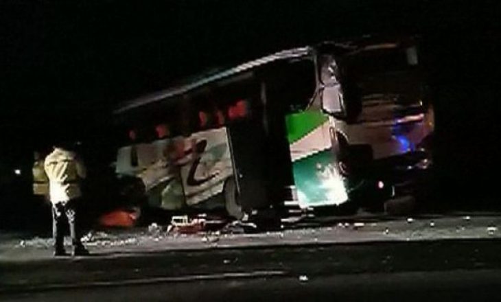 Pasagjeri merr drejtimin e autobusit, 12 të vdekur në aksident