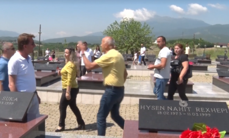 Veterani i UÇK-së që iu vra djali në luftë shpërthen te varrezat –shan dhe akuzon njerëzit e pushtetit