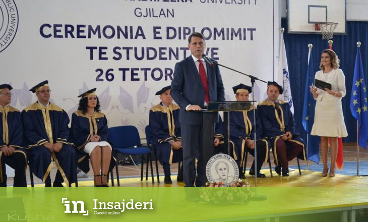 Studentët mbetën pa pelerina si arsye e buxhetit, Rektori i Universitetit të Gjilanit i ndanë para stafit të tij