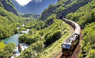 Jetojmë sikur jemi gati duke u bërë perëndi, por nuk arrijmë kurrë