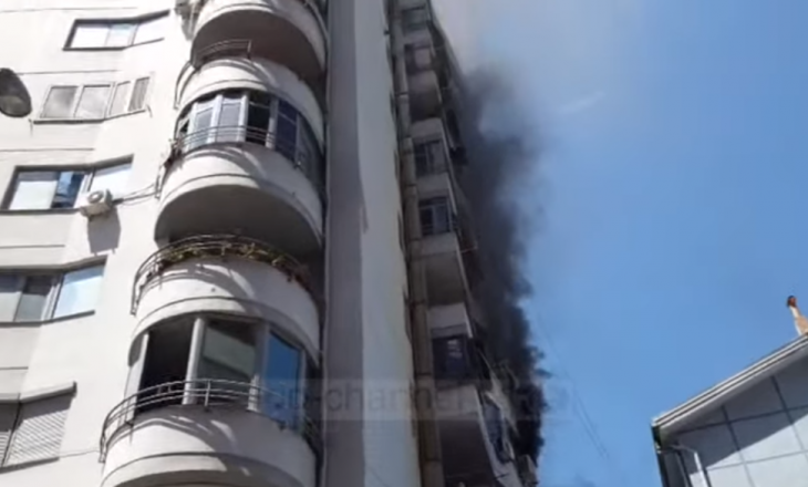 Zjarri kaplon ndërtesën në Elbasan – Momenti kur shpëtohet një vajzë 7 vjeçare me helikopter