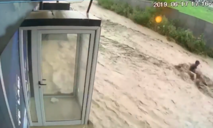 Pamje të tmerrshme nga vërshimet në Rahovec: Uji e merr një qytetar [VIDEO]