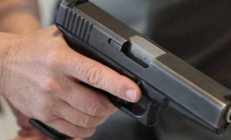 Policia gjen një armë në kontejnerë – dyshohet se u përdor në vrasje