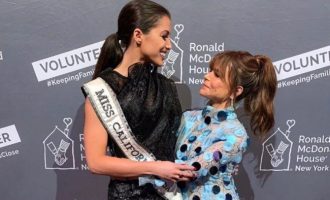 Miss Kalifornia në SHBA vesh fustanin e disenjatores kosovare