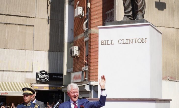Pllakë për Bill Clintonin te shtatorja e tij