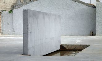 Skulptura që betonon jetën e vdekjen