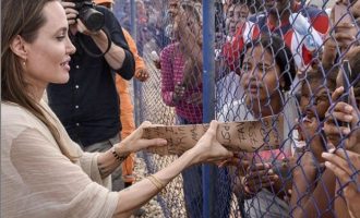 Angelina Jolie viziton refugjatët në kufirin Kolumbi-Venezuelë