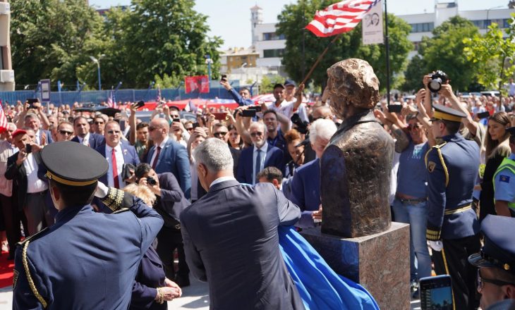 Momenti kur Thaçi e vendos dorën në kokë pasi e zbulon bustin e Madeliene Albright
