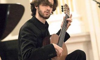 Kitaristi Petrit Çeku: Jemi një popull që kemi kulturë evropiane, por neve nuk na lejohet të shkojmë fizikisht në Perëndim