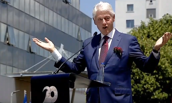 Rrëfimi i Clintonit për kamerierin shqiptar që ju ul në gjunjë për ta falënderuar