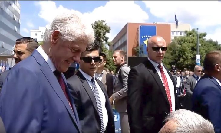 Porosia emocionuese e Clinton për kosovarët