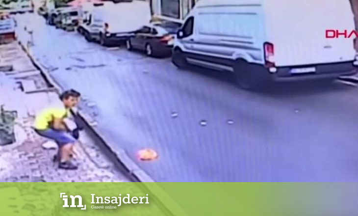 Një adoleshent e kap fëmijën i cili ra nga kati i dytë