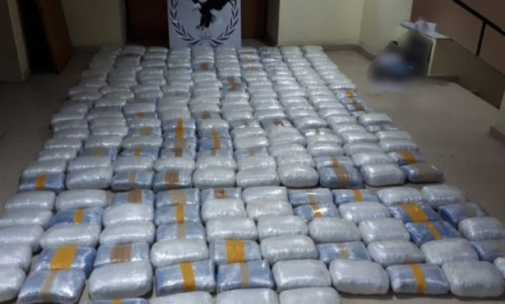 Trafikonte drogë nga Shqipëria drejt Greqisë, kapet me 270 kg drogë në banesë