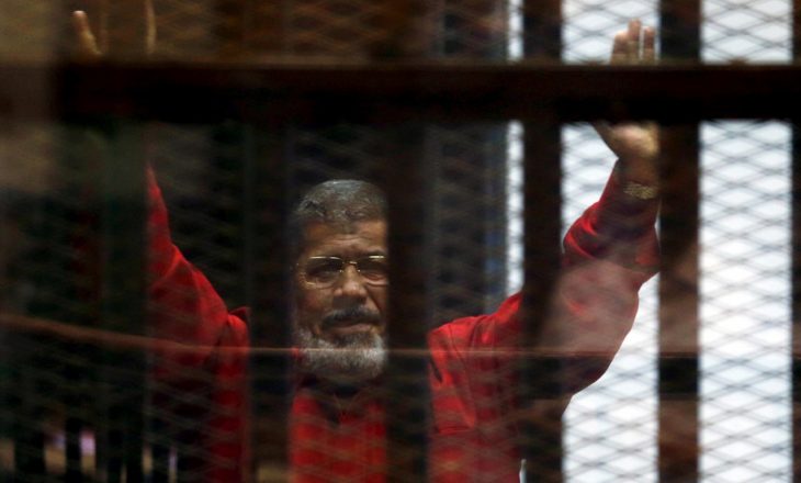 ​Mohamed Morsi vdes në gjykatë
