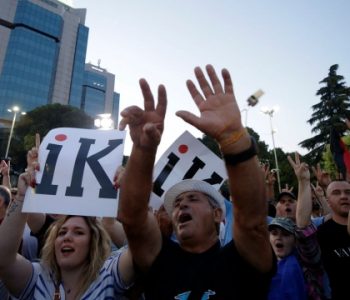 Gjithçka e bllokuar, Shqipëria është lëmsh