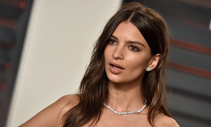 Modelja Emily Ratajkowski bën tatuazh emrin e saj në të pasme