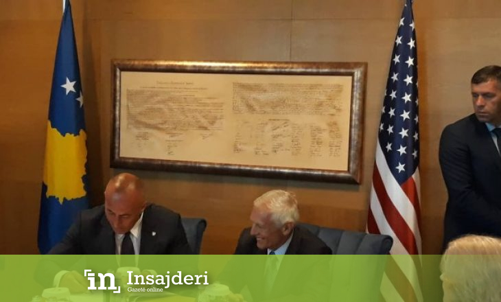 Haradinaj i dhuron Clarkut librin e historisë së Kosovës