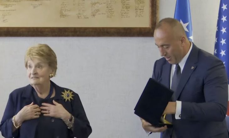Brenda zyrës së Haradinajt gjatë takimit me Albright – dëgjojeni anglishten e kryeministrit