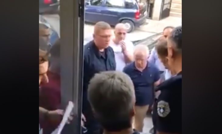 Derisa përkrahësit e Borovcit dhe Abrashit përleshën mes vete, “aristokrati” i LDK-se futet si zotëri në sallë