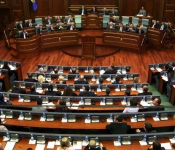 Pse deputetët tonë bëhen qesharakë të paktën një herë në javë?
