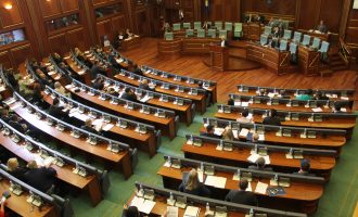 Mbajini larg tribunave