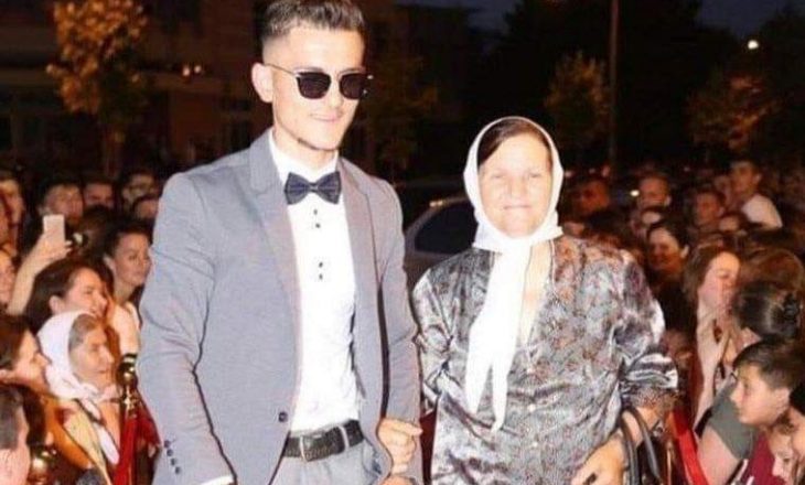 Matura më e veçantë shqiptare: I riu shqiptar merr nënën në maturë
