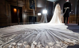 Veshjet e dasmës së Meghan Markle dhe Princit Harry tashmë mund të shihen në një ekpozitë