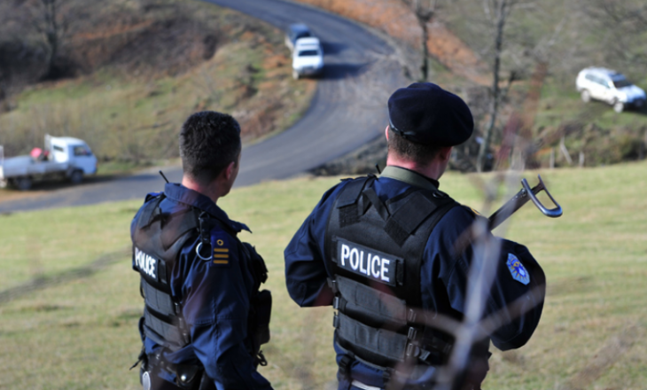 Banorët e bllokojnë Policinë në Mitrovicë