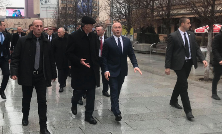 Një burrë e thërret Haradinajn “Rambo”, përgjigjja e kryeministrit është epike