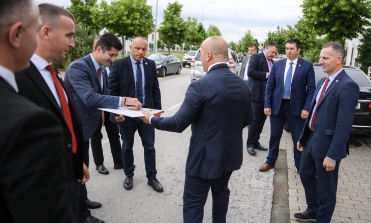 Haradinaj u shpërndanë ëmbëlsira policëve për Bajram