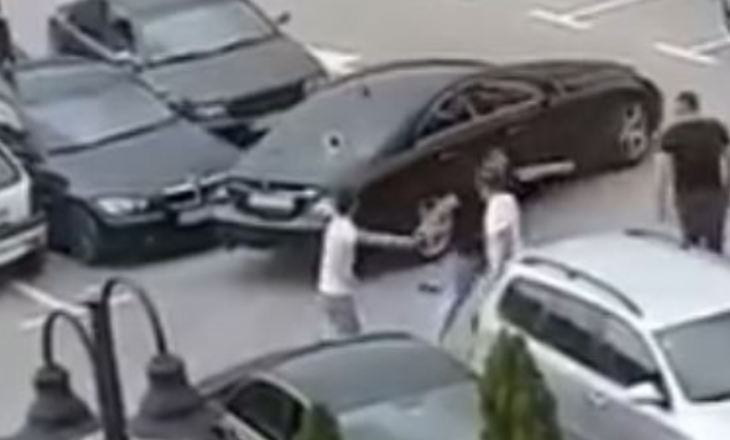 Për një vend në parking, të rinjtë shqiptarë ia thyejnë njërit veturën, ai tenton t’i shkelë