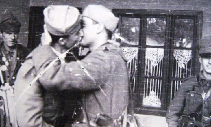Publikohet fotografia – dy burra shqiptarë duke u puthur gjatë Luftës së Dytë Botërore