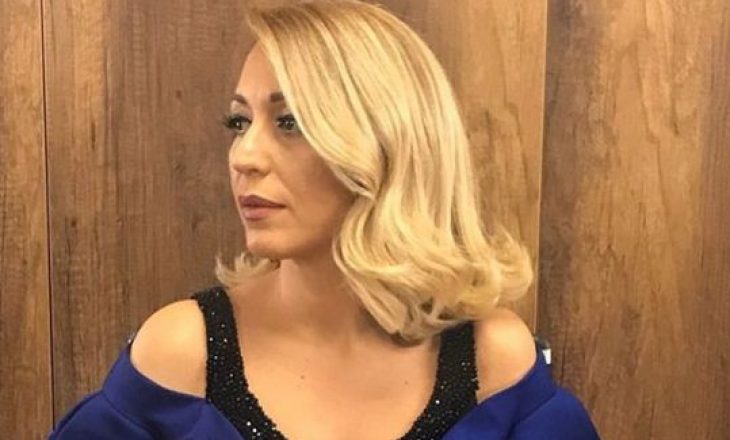 Adelina Thaçi takohet me këngëtaren e njohur në 20 vjetorin e mbrëmjes së maturës