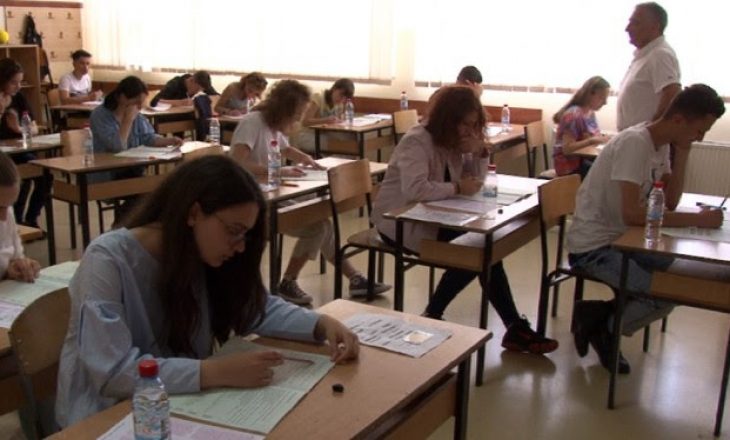 Nxënësit e Gjakovës dhe Prizrenit mbajnë testin e maturës