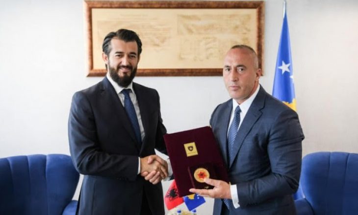 Haradinaj ia ndan Labinot Tahirit medaljen Gjergj Kastrioti-Skënderbeu