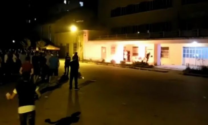 Sulmohen me bomba molotov, 1 gazetar dhe 6 policë të plagosur