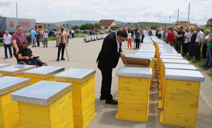 Gjilani shpërndan 250 shtëpiza për bletarët dhe 40 makina mjelëse për blegtorët